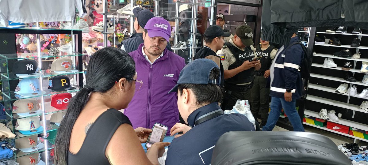 SRIoficialEc's tweet photo. #SRIenImbabura 

En el centro de #Ibarra, verificamos junto a nuestros #FedatariosFiscales que la mercadería comercializada cuente con el debido respaldo documental.

¡Fortalecemos el control tributario! https://t.co/N3oxfO51WW