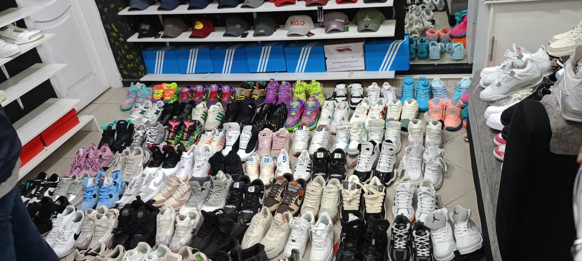 SRIoficialEc's tweet photo. #SRIenImbabura 

En el centro de #Ibarra, verificamos junto a nuestros #FedatariosFiscales que la mercadería comercializada cuente con el debido respaldo documental.

¡Fortalecemos el control tributario! https://t.co/N3oxfO51WW