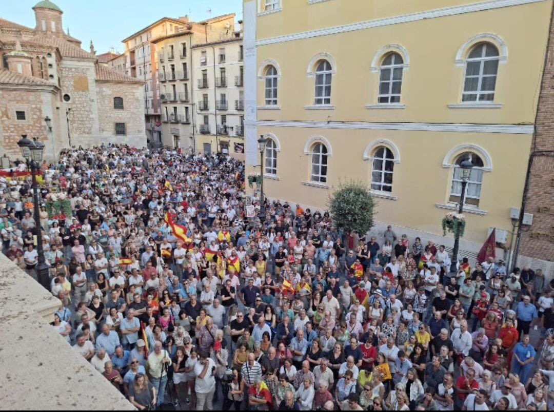 aragonvox's tweet photo. 🇪🇸 Aragón está con Ceuta 🇪🇸

Los ciudadanos de Zaragoza, Huesca y Teruel han salido a la calle para mostrar su apoyo a los ceutíes y exigir al Gobierno de España que cumpla con su obligación: defender nuestras fronteras y garantizar la seguridad de los españoles.

Frente a la ineficacia y la inacción de Sánchez, Aragón no mira hacia otro lado.

Ceuta no está sola.
Ceuta es España 🇪🇸