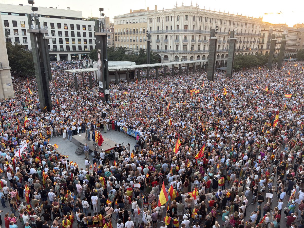 aragonvox's tweet photo. 🇪🇸 Aragón está con Ceuta 🇪🇸

Los ciudadanos de Zaragoza, Huesca y Teruel han salido a la calle para mostrar su apoyo a los ceutíes y exigir al Gobierno de España que cumpla con su obligación: defender nuestras fronteras y garantizar la seguridad de los españoles.

Frente a la ineficacia y la inacción de Sánchez, Aragón no mira hacia otro lado.

Ceuta no está sola.
Ceuta es España 🇪🇸