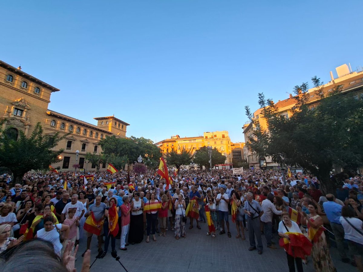aragonvox's tweet photo. 🇪🇸 Aragón está con Ceuta 🇪🇸

Los ciudadanos de Zaragoza, Huesca y Teruel han salido a la calle para mostrar su apoyo a los ceutíes y exigir al Gobierno de España que cumpla con su obligación: defender nuestras fronteras y garantizar la seguridad de los españoles.

Frente a la ineficacia y la inacción de Sánchez, Aragón no mira hacia otro lado.

Ceuta no está sola.
Ceuta es España 🇪🇸