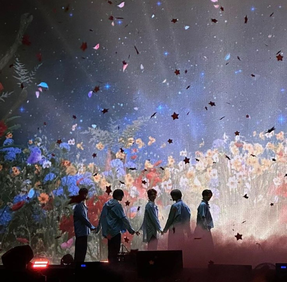 hyukazitos's tweet photo. stars everywhere https://t.co/HubftgNEGJ