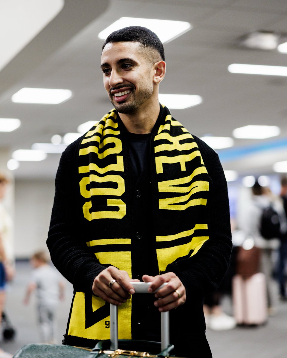 ColumbusCrew's tweet photo. Things you love to see: Santi in Black &amp; Gold 🖤💛 https://t.co/3DErnAkJ52