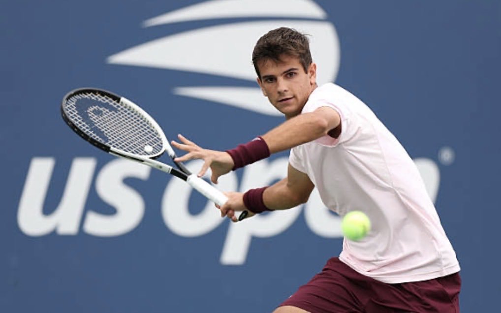TenisEnEspana's tweet photo. 💔 NADIE SE ESPERABA ESTO DE RAFA JÓDAR 😢

Ni él. Ni su equipo. Ni probablemente nadie que haya seguido su temporada.

El español se despide del US Open en primera ronda después de protagonizar uno de sus partidos más irreconocibles del año.

📊 6-2, 6-1, 6-1.

Yunchaokete Bu, n° 124 del mundo y procedente de la previa, ha sido el verdugo.

Pero el resultado es casi lo de menos.

Jódar no encontró su tenis en ningún momento. Sin ritmo. Sin profundidad. Sin capacidad para imponer su juego.

Mientras el chino crecía con cada intercambio, el madrileño se iba apagando poco a poco.

Y hay un dato que explica parte del contexto:

14 partidos disputados en apenas un mes.

Después de ocho meses compitiendo al límite, ganando su primer título ATP, alcanzando unas semifinales de Masters 1000 y acercándose al Top 10...

el cuerpo también pasa factura. La lluvia intentó darle una última oportunidad. No hubo milagro.

🇺🇸 El US Open termina demasiado pronto para Rafa Jódar.

Duele por el resultado. Pero todavía más después de todo lo que había construido.

A pasar página y a pensar en los próximos torneos. ÁNIMO ❤️