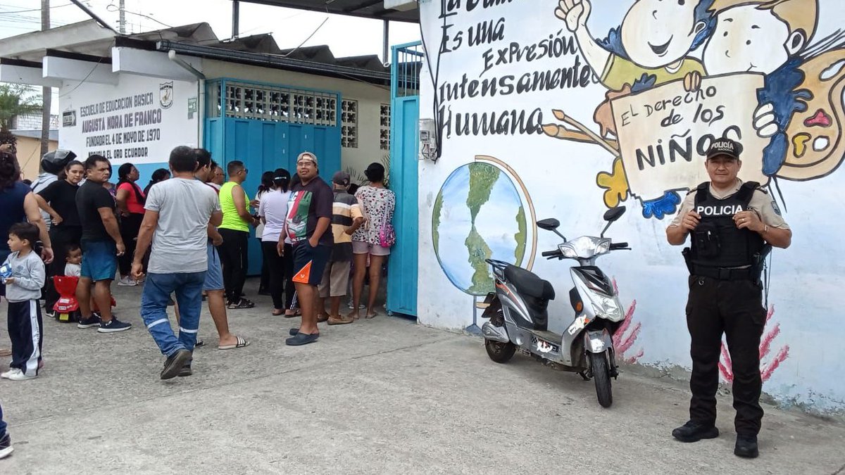 PoliciaEcZona7's tweet photo. COMPROMISO CON LA NIÑEZ Y LA JUVENTUD👮‍♂️📚

En Machala #ElOro, fortalecemos los lazos de confianza con estudiantes, docentes y padres de familia,  promoviendo espacios seguros para el desarrollo integral de las nuevas generaciones.

#ServirYProtegerConFirmeza https://t.co/KNBndj36Up