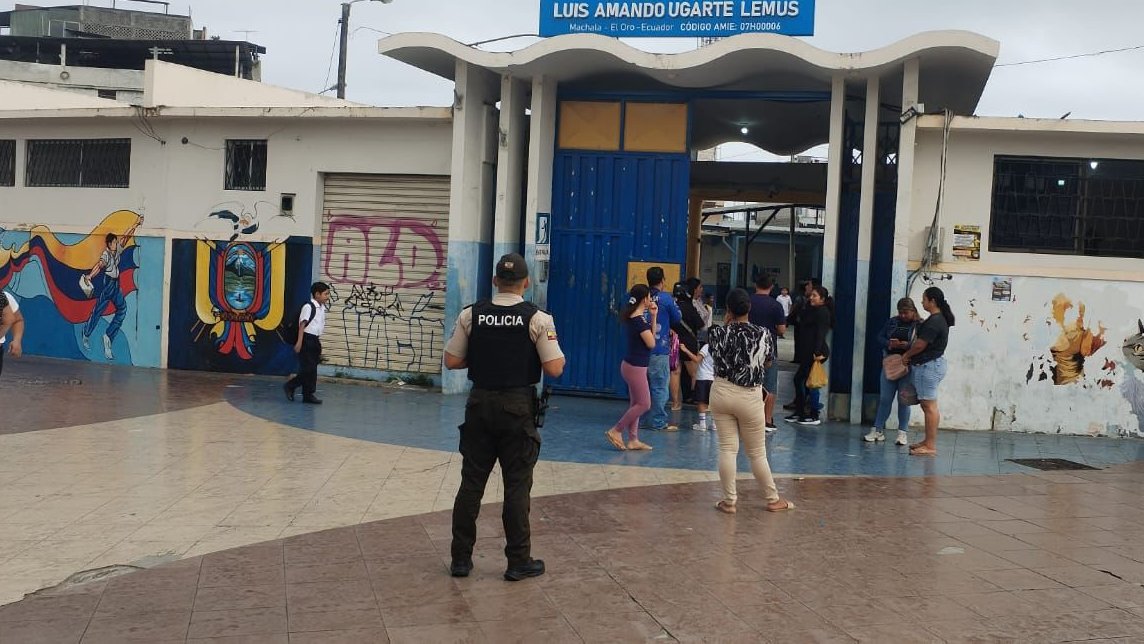 PoliciaEcZona7's tweet photo. COMPROMISO CON LA NIÑEZ Y LA JUVENTUD👮‍♂️📚

En Machala #ElOro, fortalecemos los lazos de confianza con estudiantes, docentes y padres de familia,  promoviendo espacios seguros para el desarrollo integral de las nuevas generaciones.

#ServirYProtegerConFirmeza https://t.co/KNBndj36Up