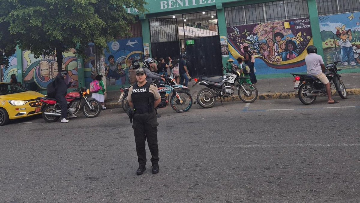 PoliciaEcZona7's tweet photo. COMPROMISO CON LA NIÑEZ Y LA JUVENTUD👮‍♂️📚

En Machala #ElOro, fortalecemos los lazos de confianza con estudiantes, docentes y padres de familia,  promoviendo espacios seguros para el desarrollo integral de las nuevas generaciones.

#ServirYProtegerConFirmeza https://t.co/KNBndj36Up
