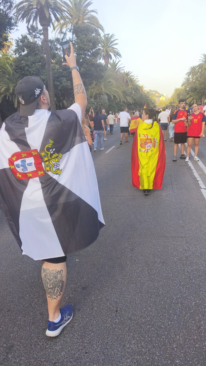 Kevin_3JR's tweet photo. Hoy tocaba por mi tierra, pero lo visto aquí en Málaga y en el resto de España me pone los pelos de punta. Cuando de verdad remamos todos a una tenemos el mayor poder del mundo, la humanidad. 🤍🖤
#CeutaNoSeVendeCeutaSeDefiende https://t.co/nO4cxIwjK4