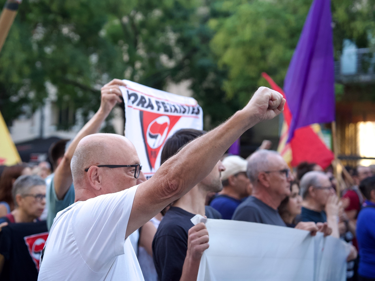 iSabadellcat's tweet photo. 🚨Màxima tensió a Sabadell: insults, provocacions i picabaralles entre grups per la concentració en solidaritat amb Ceuta. Una trentena d'antiavalots eviten  el xoc entre els concentrats i els antifeixistes. 

https://t.co/nqq5vS426z https://t.co/iX6PBQwvb4