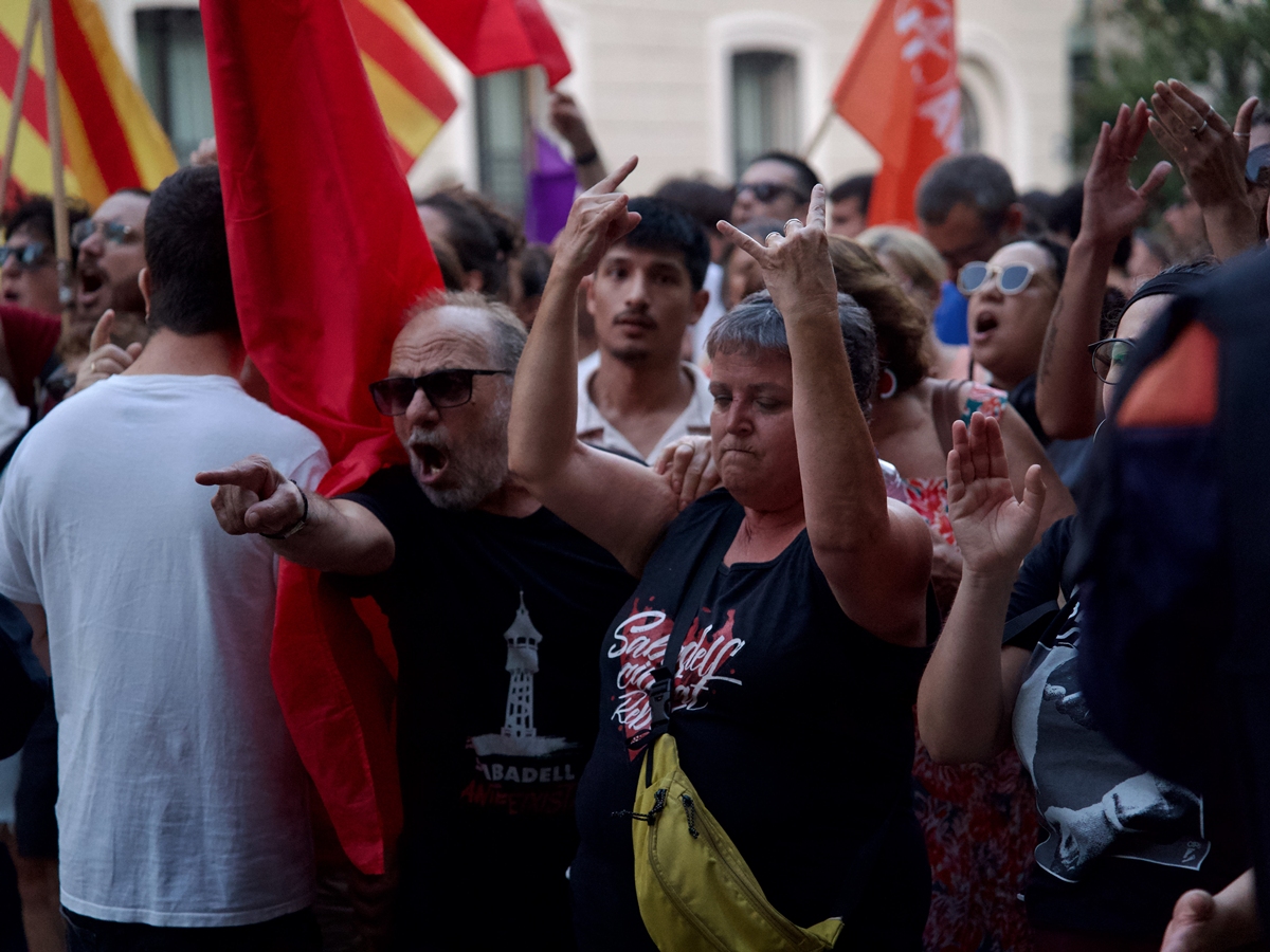 iSabadellcat's tweet photo. 🚨Màxima tensió a Sabadell: insults, provocacions i picabaralles entre grups per la concentració en solidaritat amb Ceuta. Una trentena d'antiavalots eviten  el xoc entre els concentrats i els antifeixistes. 

https://t.co/nqq5vS426z https://t.co/iX6PBQwvb4