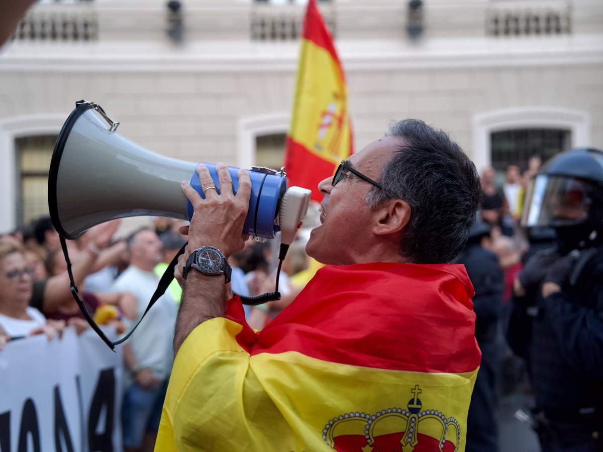 iSabadellcat's tweet photo. 🚨Màxima tensió a Sabadell: insults, provocacions i picabaralles entre grups per la concentració en solidaritat amb Ceuta. Una trentena d'antiavalots eviten  el xoc entre els concentrats i els antifeixistes. 

https://t.co/nqq5vS426z https://t.co/iX6PBQwvb4