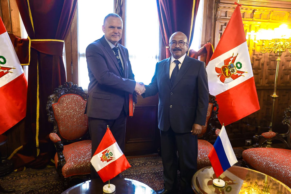 congresoperu's tweet photo. El presidente de la Cámara de Diputados, Oscar Reto Otero, recibió el saludo protocolar del embajador de la Federación de Rusia en el Perú, Aleksei Ushakov.

Reto Otero ratificó el compromiso del Parlamento de continuar fortaleciendo las relaciones diplomáticas entre ambos países y promover el intercambio de ideas en temas de interés bilateral.