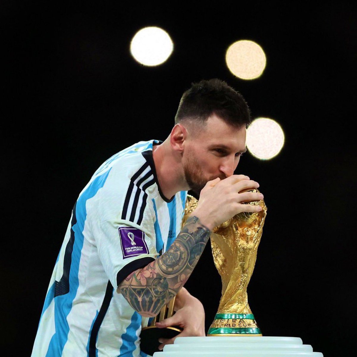_funvds's tweet photo. 🔵 Arjantin Futbol Federasyonu, Lionel Messi için maçların 10. dakikasında 1 dakikalık alkışlı saygı duruşu yapılacağını açıkladı. https://t.co/qTzshfyJLE