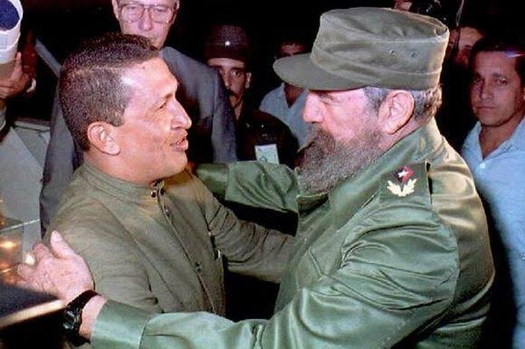 CubaOrtografia's tweet photo. Vamos a ver, ¿alguien en su sano juicio cree siquiera de soslayo que cualquier cosa que Estados Unidos haga ahora con Venezuela va a ser peor que lo que hizo Fidel Castro con Chávez durante casi 20 años?

Nadie, absolutamente nadie, le va a robar más petróleo, más dignidad, más recursos y más esperanza a Venezuela, incluso con Delcy en el poder, que lo que logró el castrismo desde el 14 de diciembre de 1994.