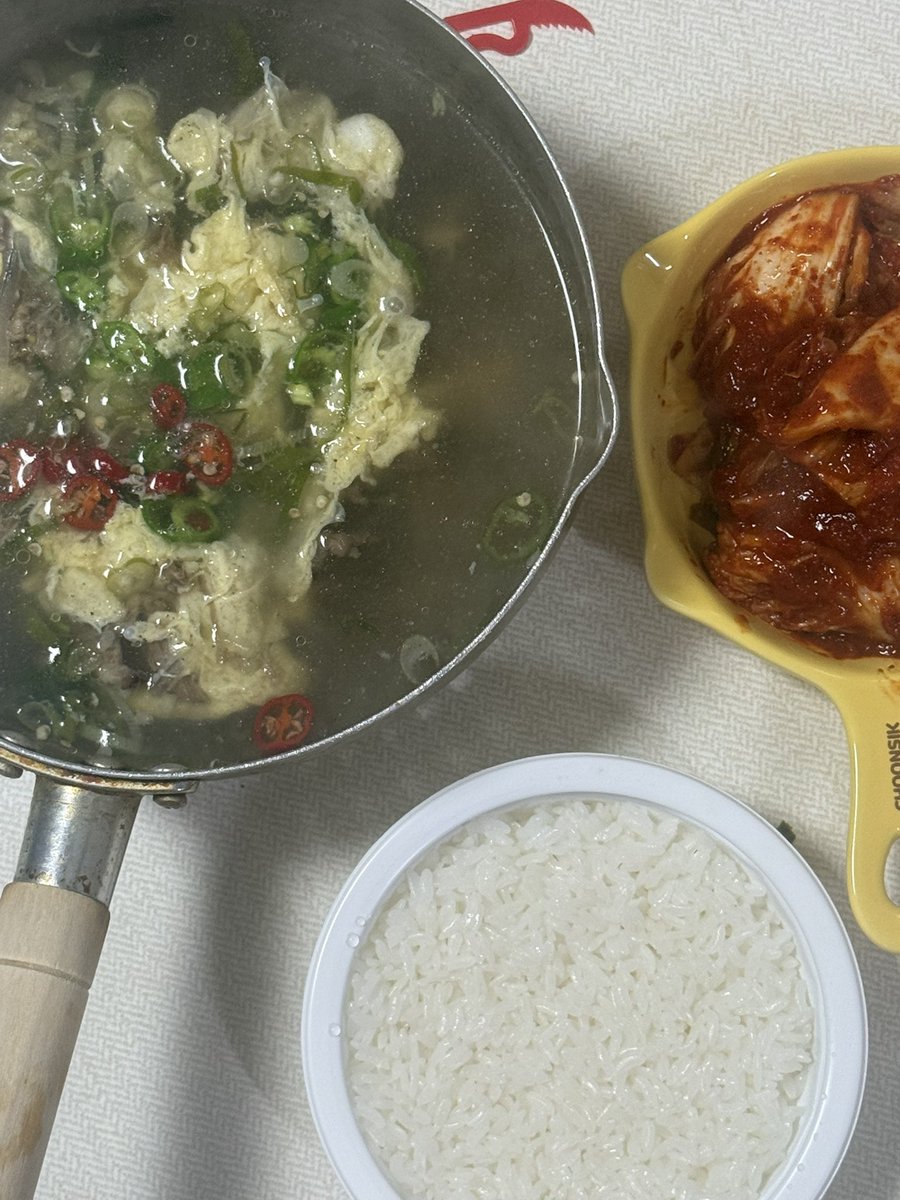 hl_rice's tweet photo. 갈비탕에 실비김치 https://t.co/pHOm5NzHCP