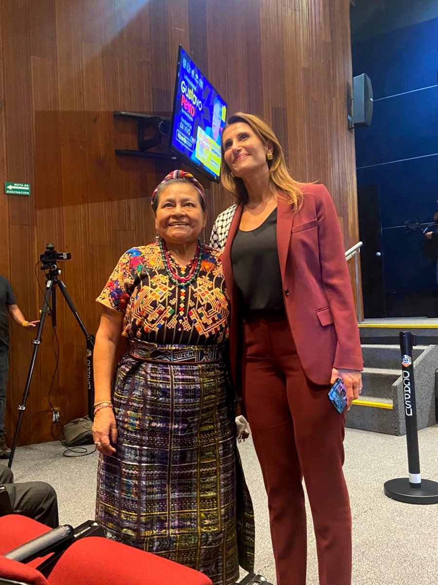 maferojas's tweet photo. Así reciben a @petrogustavo en su conferencia en la @UNAM_MX tras su encuentro con la Presidenta @Claudiashein. 
Destacan en el saludo su posición frente al genocidio de Palestina, el tecno fascismo y los desafíos del cambio climático.
Presentes la Embajadora de Palestina, Nadya Rasheed, y la premio Nobel de Paz Rigoberta Menchú, en un auditorio repleto de jóvenes.