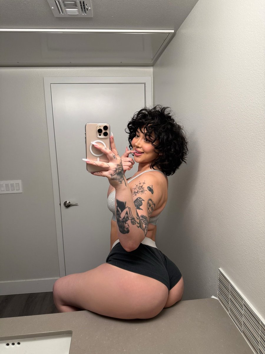 imangeljessyy's tweet photo. brining back the sink pose https://t.co/ZqrQcnUKWo