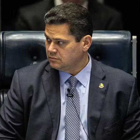 republiqueBRA's tweet photo. 🚨 🤬 EITA! Presidente do Senado, Davi Alcolumbre, tem dito em conversas reservadas que o único pedido de impeachment que aceitaria pautar seria contra o ministro André Mendonça (STF). https://t.co/DHGKYZP5m1