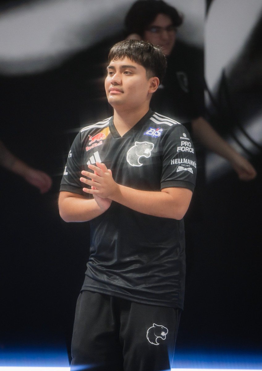esportunitygg's tweet photo. LA HISTORIA DE SHYY: EL VETERANO CON EDAD DE ROOKIE  🇨🇱🧸

Fabián “Shyy” Usnayo no empezó con una PC gamer ni una academia detrás. Cuando VALORANT salió en 2020, su notebook tenía solo 4 GB de RAM y ni siquiera podía correr el juego. Le agregó otros 4 GB por su cuenta y consiguió jugar… a 40 FPS.

Para muchos habría sido injugable. Para él fue el comienzo de una carrera que, apenas dos años después, lo llevaría a competir contra los mejores del mundo.

Antes de VALORANT había practicado fútbol y ping pong de manera competitiva, pero los shooters no eran parte importante de su vida. Aun así, empezó a grindear SoloQ con amigos y en octubre de 2021 llegó al TOP 1 de Latinoamérica Sur.

En ese momento escribió: “No soy nadie en la escena, pero voy creciendo a mi paso”.

Poco después recibió su primera oportunidad en playHard, aunque en marzo de 2022 anunció que dejaría el competitivo para enfocarse en otras metas. Sus padres todavía no terminaban de entender que VALORANT podía convertirse en una profesión.

Hasta que Shyy les mostró lo que había logrado, su nivel y su potencial. Su familia decidió darle una oportunidad.

Dos meses después lo fichó Leviatán.

Con apenas 17 años y prácticamente sin experiencia profesional, Shyy ganó los playoffs de LATAM con LEV y clasificó al Masters Copenhagen 2022.

En su primer gran torneo internacional enfrentó a DRX, XSET y FNATIC, y Leviatán terminó TOP 6 DEL MASTERS.

Ese mismo año clasificaron al VALORANT Champions 2022, donde vencieron 2-0 a Team Liquid y 2-0 a Paper Rex para avanzar directamente a playoffs. Allí estuvieron cerca de llevarse el primer mapa contra LOUD, que terminaría siendo campeón mundial.

Shyy terminó su PRIMER año real como profesional con un título latinoamericano, un TOP 6 en Masters y un TOP 8 DEL MUNDO.

Con 17 años.

En 2023 llegó el sistema de franquicias y Leviatán fue elegido para competir en VCT Americas. Shyy se mudó a Los Ángeles y comenzó a enfrentarse semana a semana a equipos como LOUD, Sentinels, NRG y Cloud9. Además, fue elegido Revelación del Año en los Premios Crack.

Pero a finales de 2023 terminó su etapa en Leviatán.

Días después KRÜ ESPORTS FICHÓ A SHYY.

El comienzo de 2024 fue complicado, pero en Stage 1 KRÜ se transformó completamente y arrancó 5-0 INVICTO en VCT Americas.

Ese año terminaron terceros en Stage 2 y consiguieron la clasificación al VALORANT Champions 2024 en Seúl.

El Mundial no terminó como esperaban, pero incluso en la eliminación contra FNATIC, Shyy destacó: KRÜ ganó el primer mapa y el chileno terminó con 21 kills y 265 ACS.

Era su segundo Champions con apenas 19 años.

2025 fue diferente. KRÜ terminó cuarto en Kickoff y llegó a playoffs en Stage 1, pero no pudo volver al Mundial. Tras una reconstrucción profunda del roster, Shyy quedó fuera del proyecto después de dos años.

Por primera vez después de años en Tier 1, tocaba volver a empezar.

Y Shyy hizo lo que hacen los jugadores que quieren regresar:

bajó a Challengers y se puso a ganar.

En 2026 se reencontró con jugadores como Melser y Tacolilla. El equipo comenzó como Farenvehn, pasó a llamarse Melser Kindergarten y terminó coronándose CAMPEÓN del Stage 1 de Challengers LATAM Sur, venciendo 3-1 a ShindeN en la Gran Final.

Después llegó BESTIA, una aventura que duraría poco, ya que pocos meses más tarde volvió a sonar el teléfono.

FURIA FICHÓ A SHYY.

Después de quedarse sin lugar en Tier 1, bajar a Challengers y demostrar nuevamente su nivel, Shyy tardó menos de un año en regresar a la máxima categoría.

El Stage 2 terminó con FURIA eliminada frente a G2, pero Shyy cerró el torneo dejando claro su nivel: en la derrota 1-2 fue el mejor jugador de su equipo con 55 kills, 249 ACS y +13 de diferencia.

Hoy Shyy tiene 21 años, tiene la trayectoria de un veterano pero con edad de rookie.

Ya jugó dos Champions, un Masters, representó a Leviatán y KRÜ y ahora con FURIA, va a por más.

¿Qué otra historia les gustaría que repasemos? Los leemos 👇