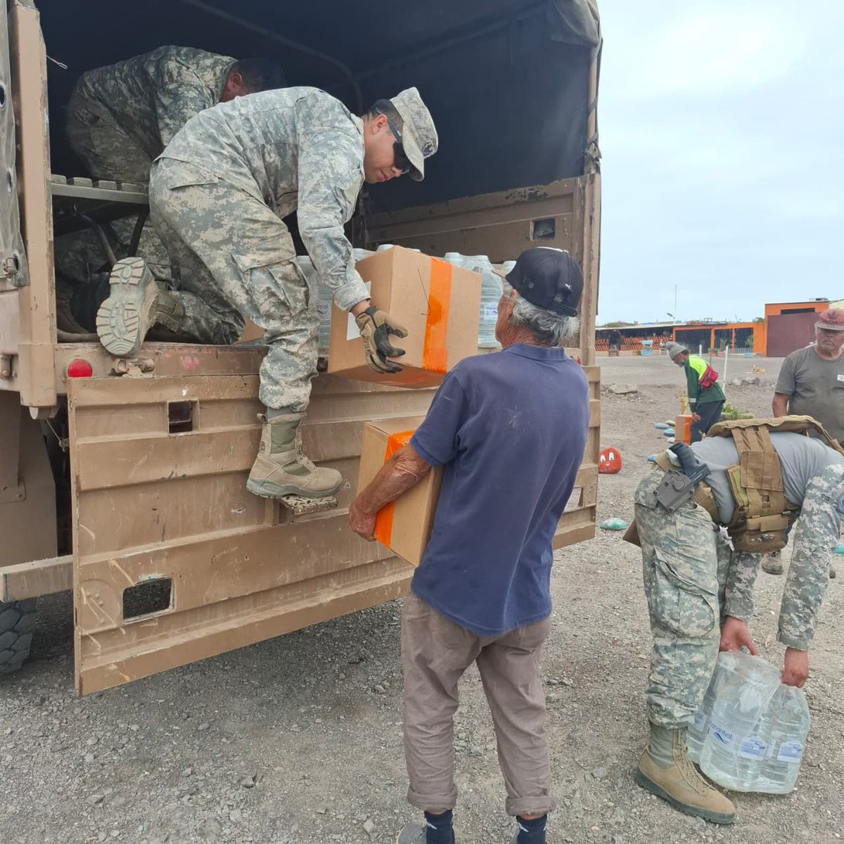 FACh_Chile's tweet photo. Junto a @Senapred @SenapredAtacama, la #FACH continúa desplegada en apoyo a las comunidades afectadas por la emergencia en el norte del país.

#AviadoresMilitares trasladan alimentos, agua y ayuda humanitaria a sectores de Tocopilla y Vallenar, incluyendo localidades aisladas. https://t.co/wI2V3tITiC