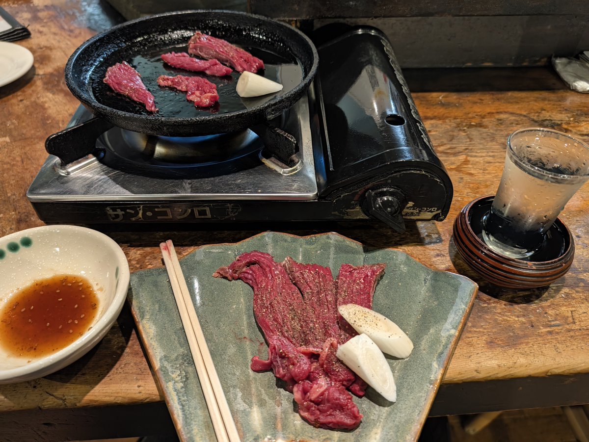 atusi722's tweet photo. #塩たんに飯テロリ
#馬肉
夕飯は、電車で3時間、郡山に移動し、駅からバスで２０分ぐらいのとこにある、馬肉専門店に行ったっす
地元の人が多く、会話も方言がとびかってたっす
馬刺しのたたきがやわらかくて、一番おいしかったっす
馬刺し３点盛り、馬肉ユッケ、串焼き、
鉄板焼き、etc.
ご馳走様 https://t.co/7E3K4us2cD