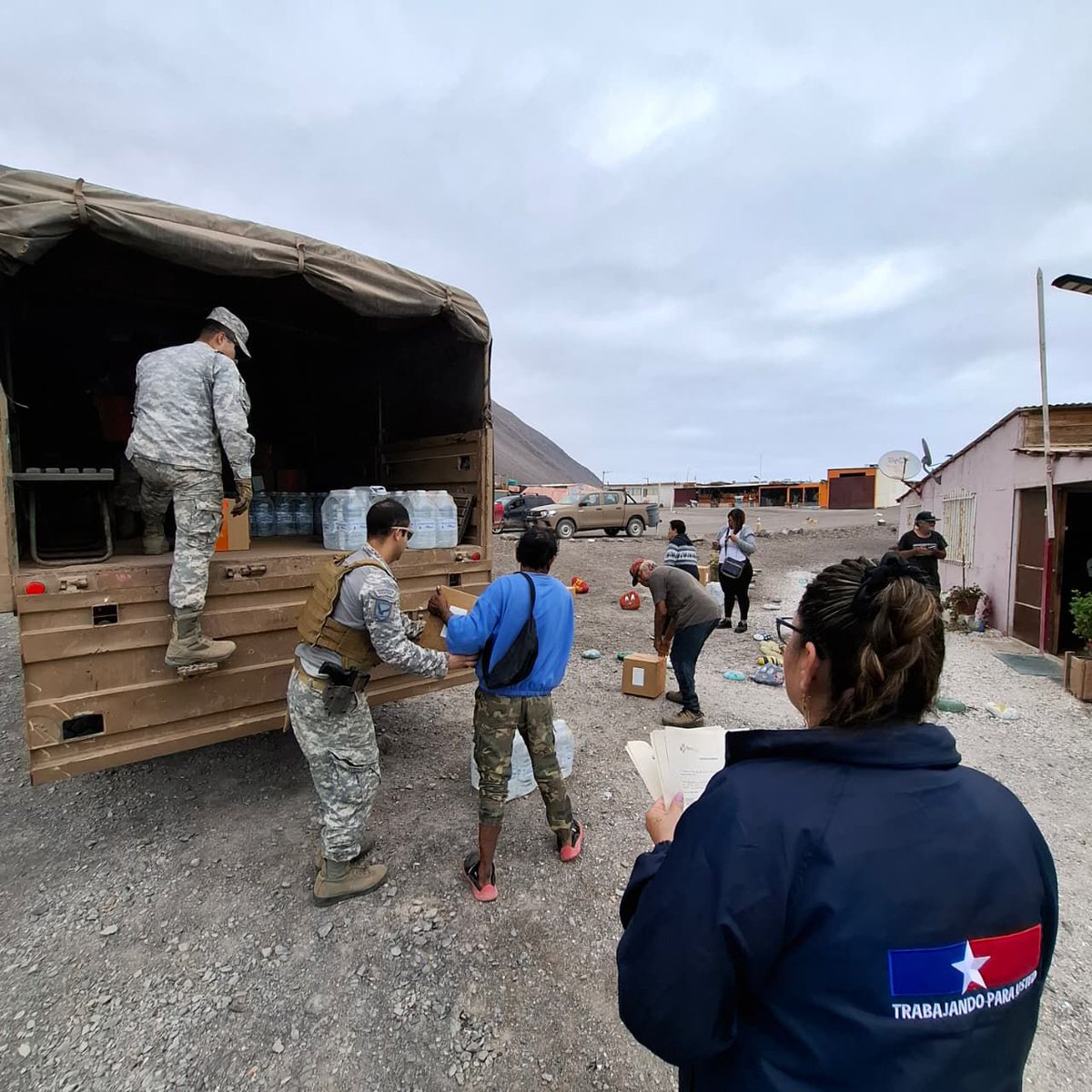 FACh_Chile's tweet photo. Junto a @Senapred @SenapredAtacama, la #FACH continúa desplegada en apoyo a las comunidades afectadas por la emergencia en el norte del país.

#AviadoresMilitares trasladan alimentos, agua y ayuda humanitaria a sectores de Tocopilla y Vallenar, incluyendo localidades aisladas. https://t.co/wI2V3tITiC