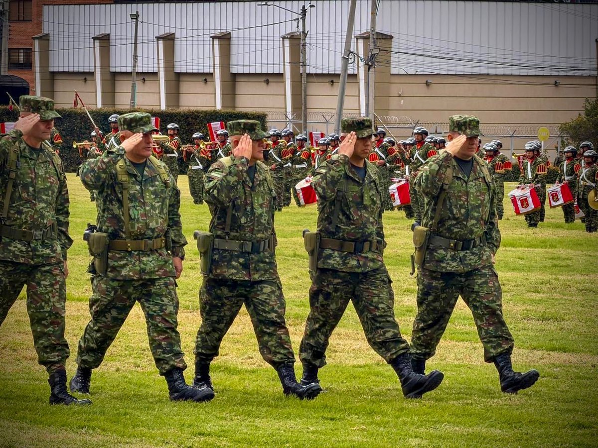 COL_EJERCITO's tweet photo. #EsNoticia | ¡El @Ejercito_Div5 tiene nuevo comandante!

En Bogotá, se llevó a cabo la ceremonia militar de entrega y recepción del mando deesta unidad militar, presidida por nuestro @COMANDANTE_EJC el mayor general José Bertulfo Sánchez Soto.

Durante este acto, el brigadier general Carlos Ernesto Marmolejo Cumbé entregó el comando al brigadier general Juan Odúber Rendón Pérez, quien asumió el liderazgo de esta unidad estratégica.

#PatriaHonorLealtad