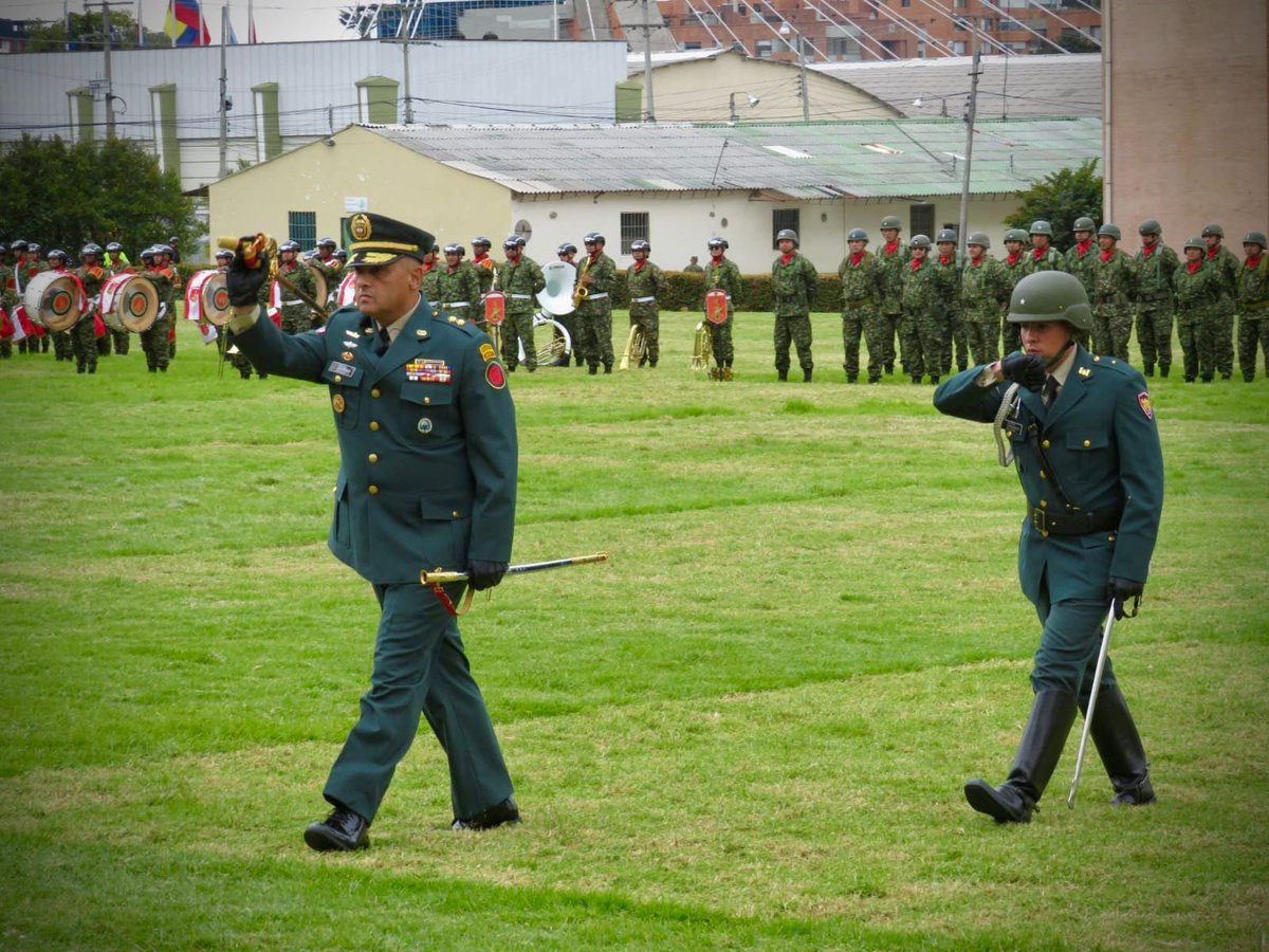COL_EJERCITO's tweet photo. #EsNoticia | ¡El @Ejercito_Div5 tiene nuevo comandante!

En Bogotá, se llevó a cabo la ceremonia militar de entrega y recepción del mando deesta unidad militar, presidida por nuestro @COMANDANTE_EJC el mayor general José Bertulfo Sánchez Soto.

Durante este acto, el brigadier general Carlos Ernesto Marmolejo Cumbé entregó el comando al brigadier general Juan Odúber Rendón Pérez, quien asumió el liderazgo de esta unidad estratégica.

#PatriaHonorLealtad