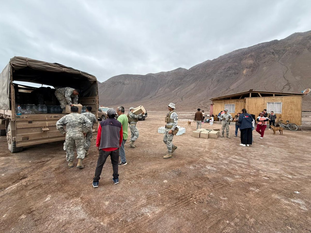 FACh_Chile's tweet photo. Junto a @Senapred @SenapredAtacama, la #FACH continúa desplegada en apoyo a las comunidades afectadas por la emergencia en el norte del país.

#AviadoresMilitares trasladan alimentos, agua y ayuda humanitaria a sectores de Tocopilla y Vallenar, incluyendo localidades aisladas. https://t.co/wI2V3tITiC