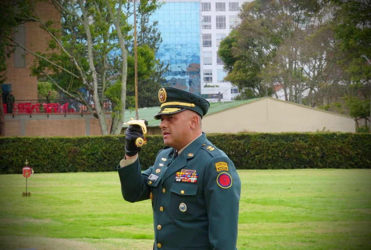 COL_EJERCITO's tweet photo. #EsNoticia | ¡El @Ejercito_Div5 tiene nuevo comandante!

En Bogotá, se llevó a cabo la ceremonia militar de entrega y recepción del mando deesta unidad militar, presidida por nuestro @COMANDANTE_EJC el mayor general José Bertulfo Sánchez Soto.

Durante este acto, el brigadier general Carlos Ernesto Marmolejo Cumbé entregó el comando al brigadier general Juan Odúber Rendón Pérez, quien asumió el liderazgo de esta unidad estratégica.

#PatriaHonorLealtad