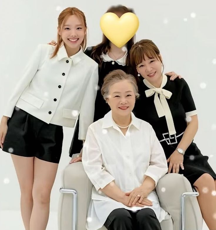 HwrMad46237's tweet photo. Nayeon family so cute 🥹 https://t.co/0VbjPZ3XSQ