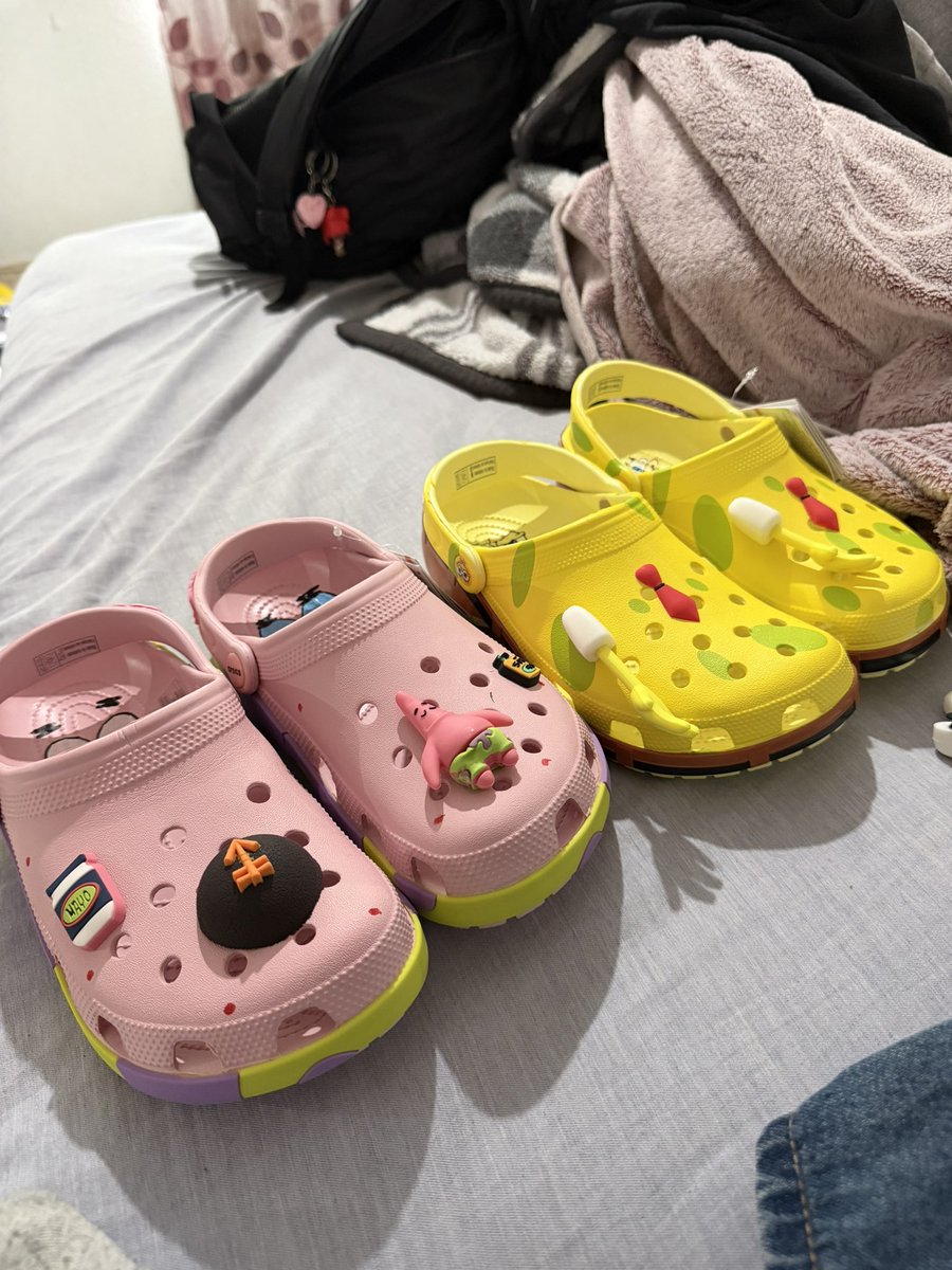 xtina_arroyo's tweet photo. Yo solo quiero irme a vivir con mi novia, despertar en la mañana y ver nuestras matching crocs https://t.co/FEs3JRz5zn