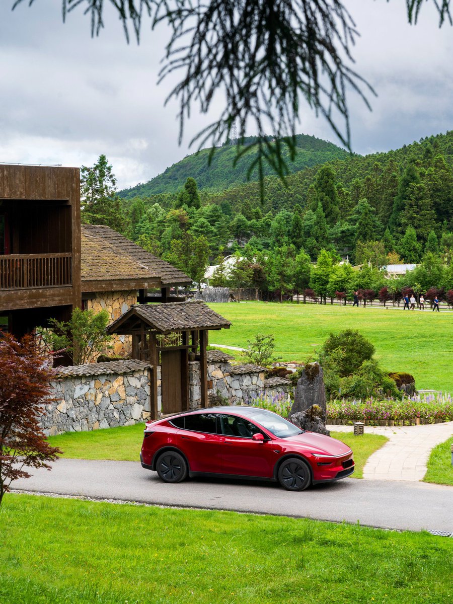 MayeMuskchat816's tweet photo. Beautiful photos; Model Y, Cybertruck and the local welcome committee 🦙
📍: Chongqing
📸: 公路映画 https://t.co/y21Y4rXf3Y