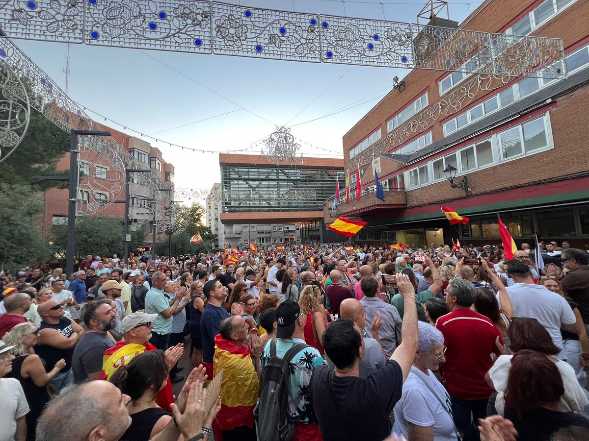 PedroMorenoGmz's tweet photo. Esta tarde, desde @vox_alcorcon hemos estado junto a los vecinos de #Alcorcón para alzar la voz y mostrar todo nuestro apoyo y solidaridad con #Ceut tras las invasión sufrida. 🇪🇸

Ceuta no está sola. Sus familias, sus calles y sus fronteras merecen seguridad, respeto y protección ante la llegada irregular de miles de inmigrantes en la invasión y la grave crisis fronteriza con Marruecos.

Cuando una parte de España sufre, nos duele a todos. Hoy #Alcorcón ha querido decirlo alto y claro: estamos con Ceuta y con todos los españoles que allí viven. 🇪🇸❤️

España se defiende. España se respeta. Y España permanece unida.

Mi desprecio más absoluto por la Alcaldesa y todos los concejales del gobierno tripartito y la tránsfuga por no estar con los vecinos apoyando a #Ceuta  

#CeutaNoEstáSola #EspañaUnida #DefendamosNuestrasFronteras #AlcorcónConCeuta