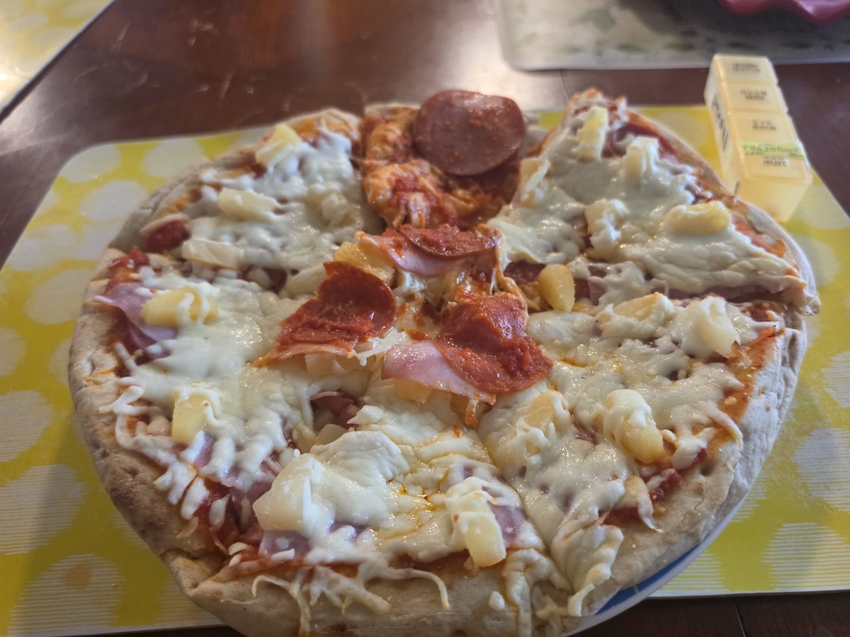 sealtoshadow's tweet photo. ❝  okay , then , here .  ❞

❝  have a pizza .  ❞ https://t.co/YDxXwj2Qk9