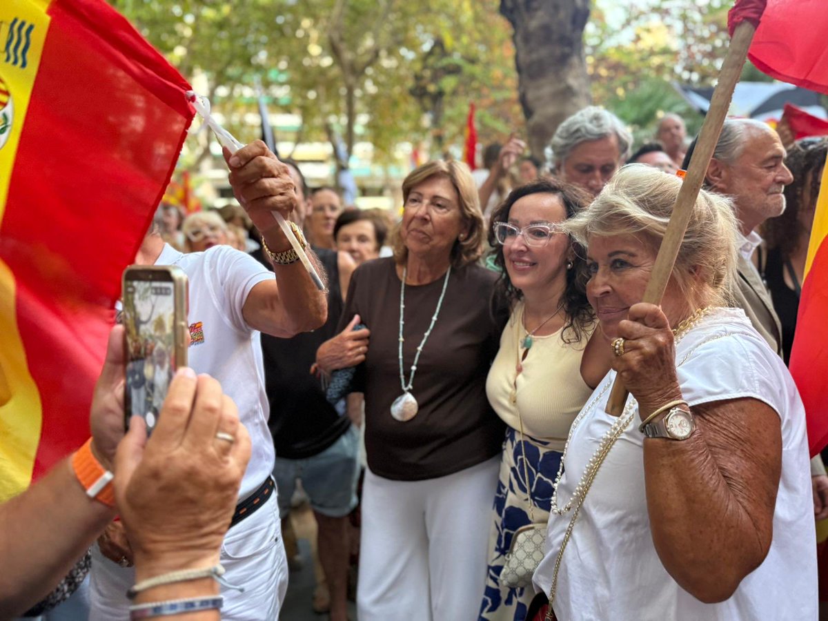 Rocio_MarOrt's tweet photo. Hoy en Marbella todos unidos por una misma causa “ La defensa de todos los ceutíes “ 

La invasión de Ceuta es una traición a los españoles y este gobierno corrupto tiene  que pagar por ello . https://t.co/4FbnwjwDpx
