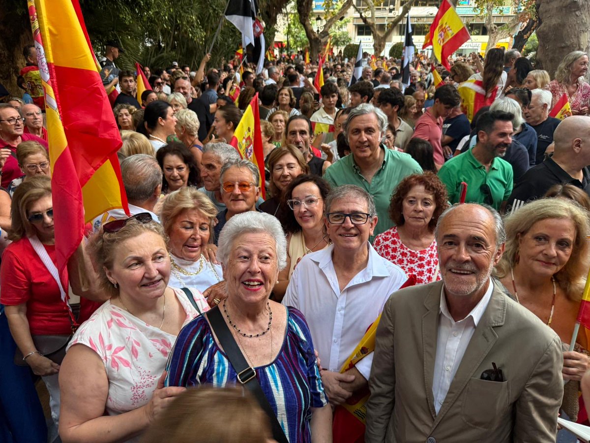 Rocio_MarOrt's tweet photo. Hoy en Marbella todos unidos por una misma causa “ La defensa de todos los ceutíes “ 

La invasión de Ceuta es una traición a los españoles y este gobierno corrupto tiene  que pagar por ello . https://t.co/4FbnwjwDpx