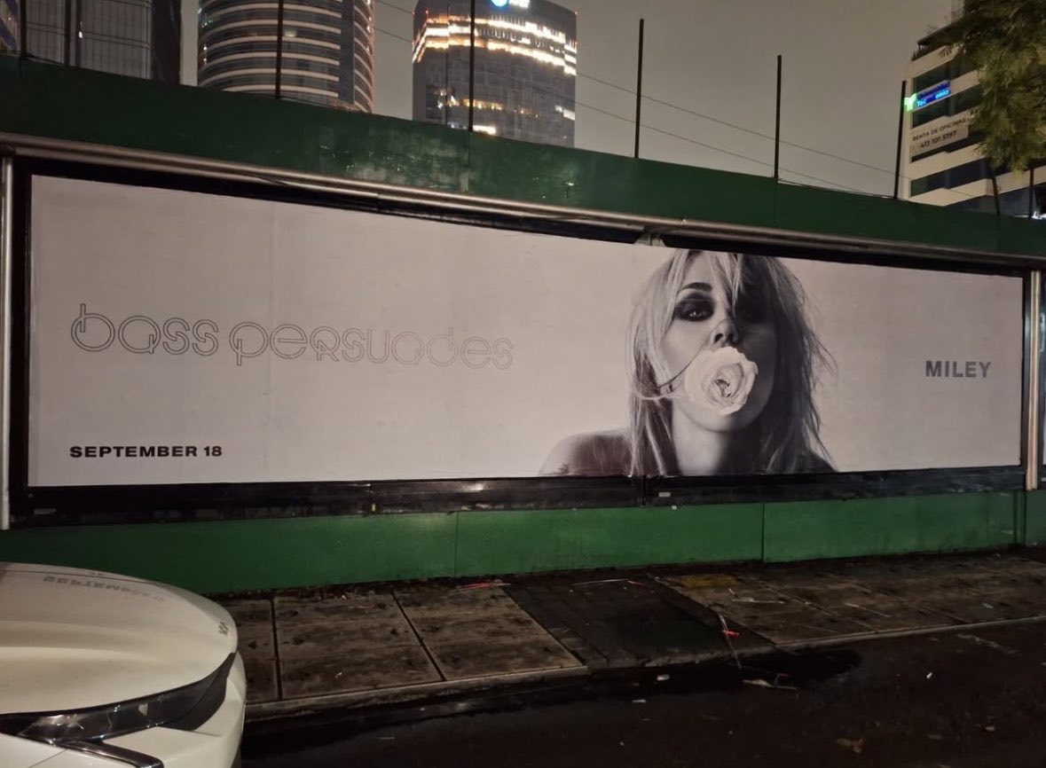 MileyUpdates's tweet photo. MILEY - BASS PERSUADES AD in Mexico City 🖤 https://t.co/RJmI6wV37E
