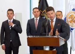 revistacodigo21's tweet photo. Insaciables.
No conforme con que Nuevo León es  Estado más endeudado de Mx, gobernador Samuel García pidió a Congreso 10 mil millones más de deuda, pese a señalamientos de derroche millonario en redes, triangulaciones, montón de obras inconclusas, sobrecobros en agua, Metro, etc. https://t.co/GxARepPWcN