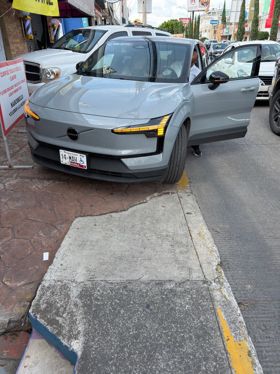 Francis7444's tweet photo. 🚨🚨🚨Ojalá nos apoyen, comercios de clz Zavaleta que cerraron y protestaron por la ciclovía invaden baqueta y el paso es imposible para peatones @Hechizero_38 @SSC_Pue @escajos @dobbyloca @MTGobPue @aztecapuebla @Trafico_Puebla @Gob_Puebla @armentapuebla_ @soyluisgabriel1 🚨🚨🚨 https://t.co/uy0VLHZafH