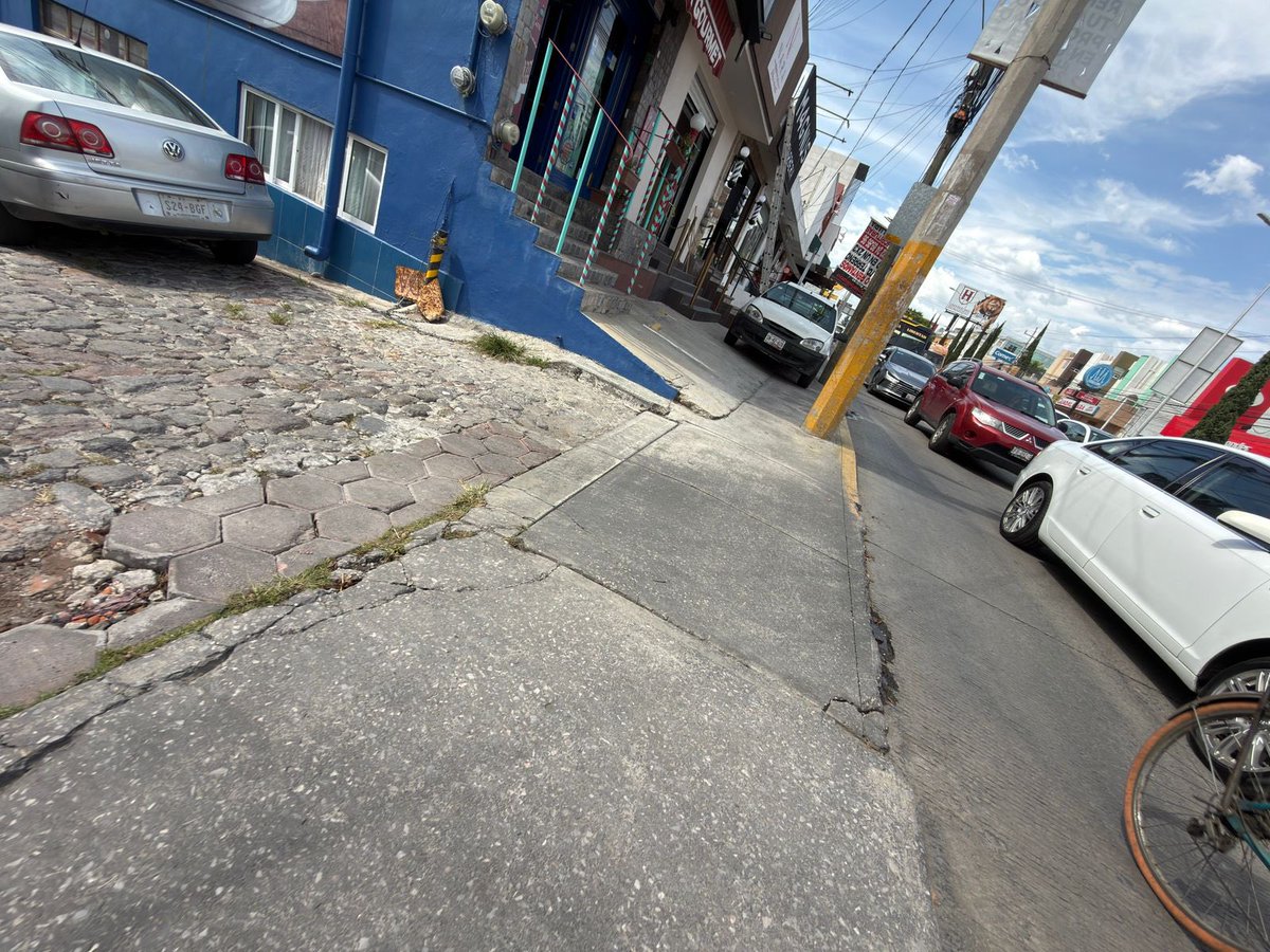 Francis7444's tweet photo. 🚨🚨🚨Ojalá nos apoyen, comercios de clz Zavaleta que cerraron y protestaron por la ciclovía invaden baqueta y el paso es imposible para peatones @Hechizero_38 @SSC_Pue @escajos @dobbyloca @MTGobPue @aztecapuebla @Trafico_Puebla @Gob_Puebla @armentapuebla_ @soyluisgabriel1 🚨🚨🚨 https://t.co/uy0VLHZafH