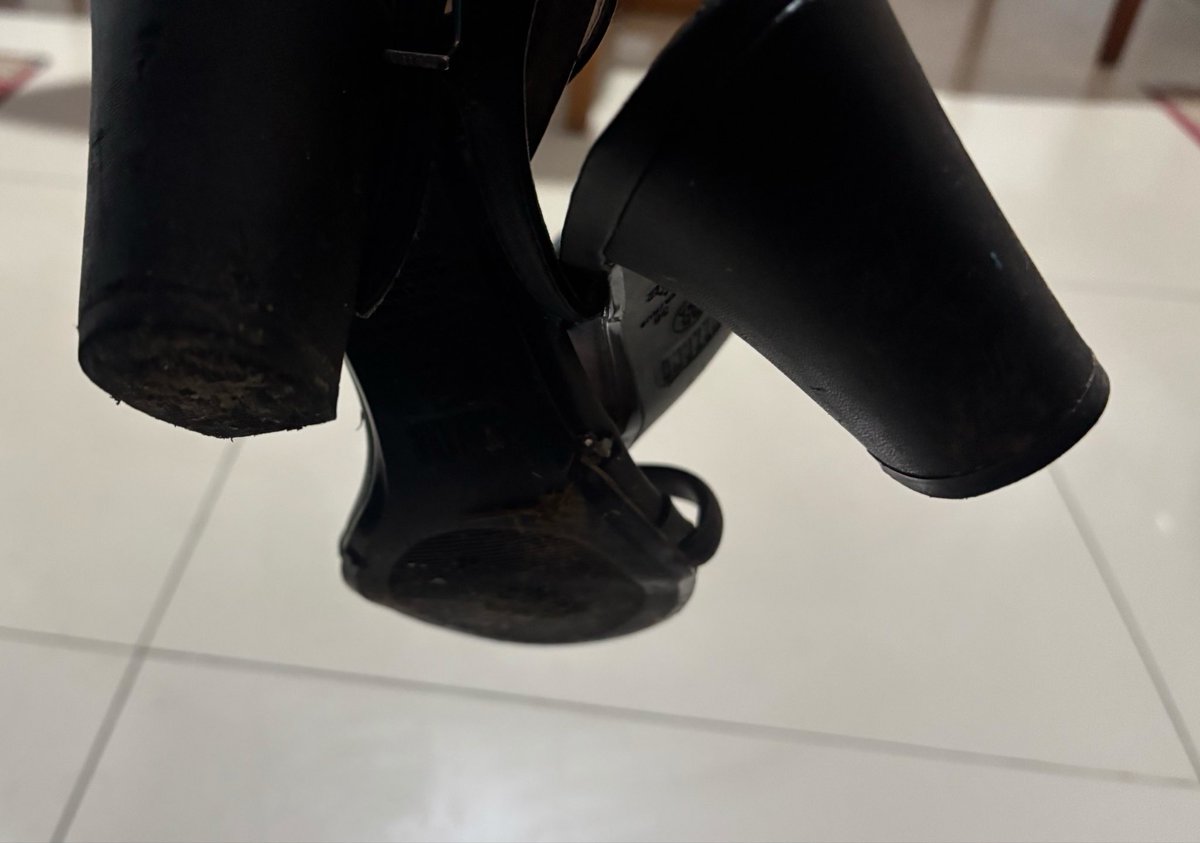 Elinspk69's tweet photo. As solas do meu salto depois de um jantar , você como um porco que é deveria lamber tudinho !! 

pigpayl - Findomme - solas https://t.co/kQyTCU68lA