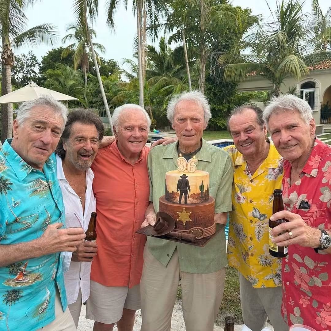 ObenTezel's tweet photo. Clint Eastwood 96. yaşını dostlarıyla kutluyor. 
Ekip Şampiyonlar Ligi 🏆🏆🏆

Harika bir görüntü, eminim eşsiz bir mutluluk her biri için. 
Dünyada hiç bir paranın alamayacağı şeyler vardır; işte öyle bir şey. https://t.co/7Vk8UGt6I9