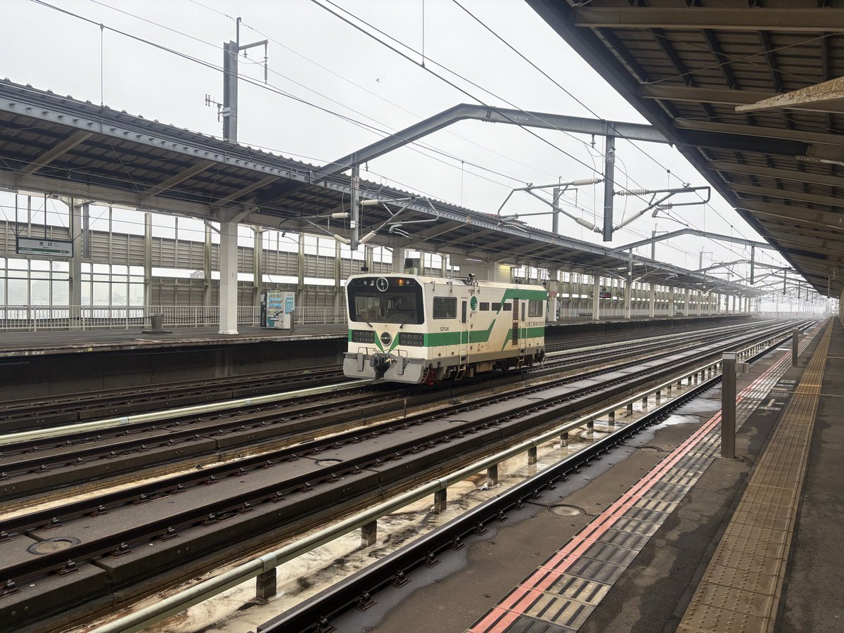 Skyfree787's tweet photo. 6時過ぎても古川駅上り本線に工事車両あり　#東北新幹線 https://t.co/pXZEZ9qdsu