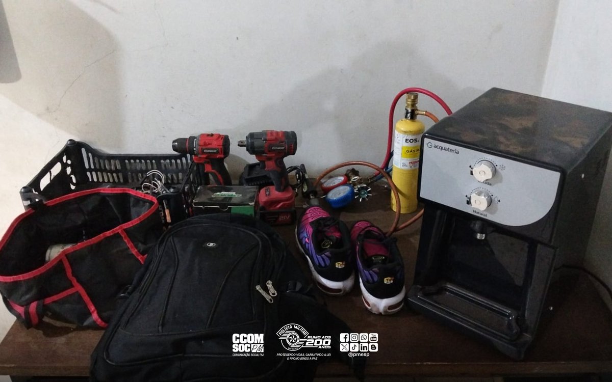 PMESP's tweet photo. Um homem foi preso em flagrante após furtar uma residência na madrugada desta quarta-feira (2), em Birigui, no interior de São Paulo.

A Polícia Militar foi acionada depois que o homem foi flagrado retirando objetos do imóvel, no Conjunto Habitacional Doutor Magalhães. Ao perceber a presença da vítima, ele abandonou os itens e fugiu, pulando muros de residências.

Com apoio de outras equipes, os policiais do 2º Batalhão de Polícia Militar do Interior realizaram um cerco na região e encontraram o homem escondido em um terreno baldio.

Os objetos recuperados foram reconhecidos pela vítima. O homem foi conduzido ao Plantão Policial e permaneceu à disposição da Justiça.