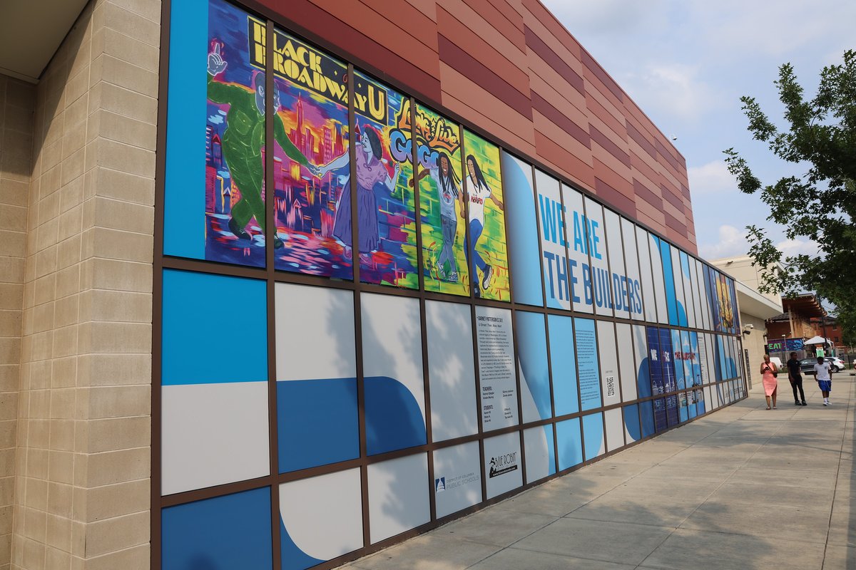 dcpublicschools's tweet photo. 😍 DC’s history &amp; future through the eyes of our students!

Murals outside @CareFirstArena created by student-artists from @AnacostiaHigh, @dccoolidgeshs, &amp; @GPSTAYDC celebrate DC’s rich heritage, community pride, &amp; the powerful role our youth play in building the city's future🎨 https://t.co/QvdHXoCMMp