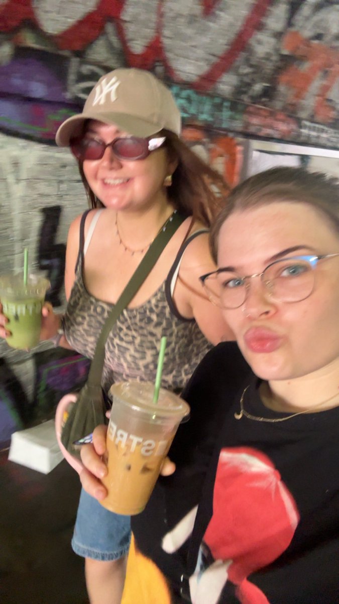 buterasreject's tweet photo. stan twitter bringing us together 11 years ago we really are iconic @petalchlo https://t.co/L9WNSGAwMI