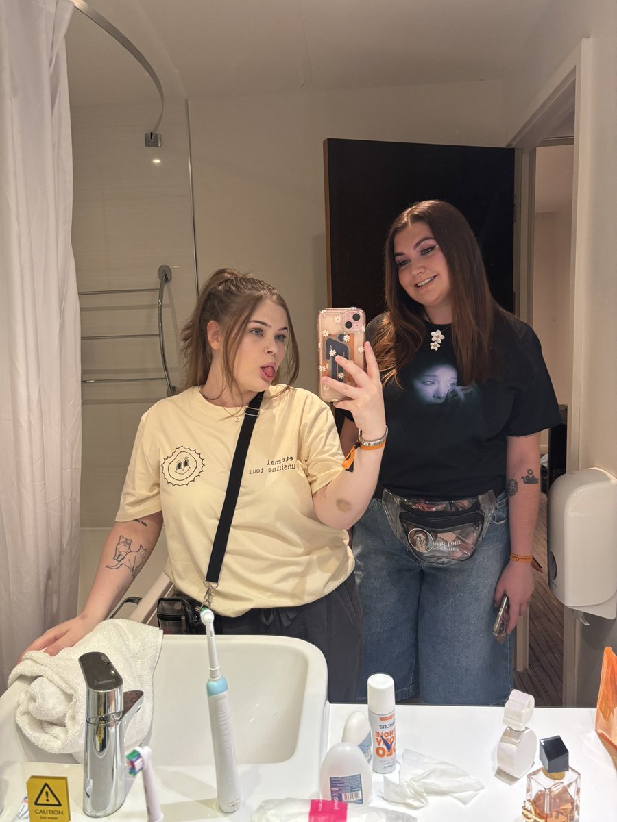 buterasreject's tweet photo. stan twitter bringing us together 11 years ago we really are iconic @petalchlo https://t.co/L9WNSGAwMI