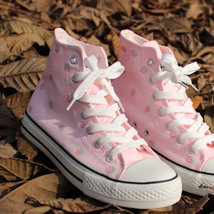 insperarise's tweet photo. strawberry print high tops 🍓 https://t.co/ARflwV822l