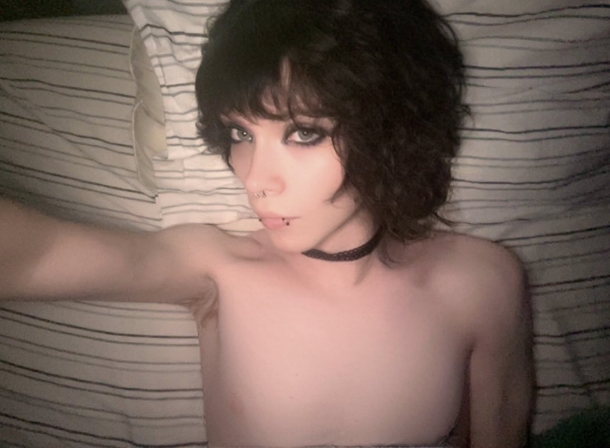 aunxyy's tweet photo. bed so lonely i shld perish https://t.co/yNurGvxo8U